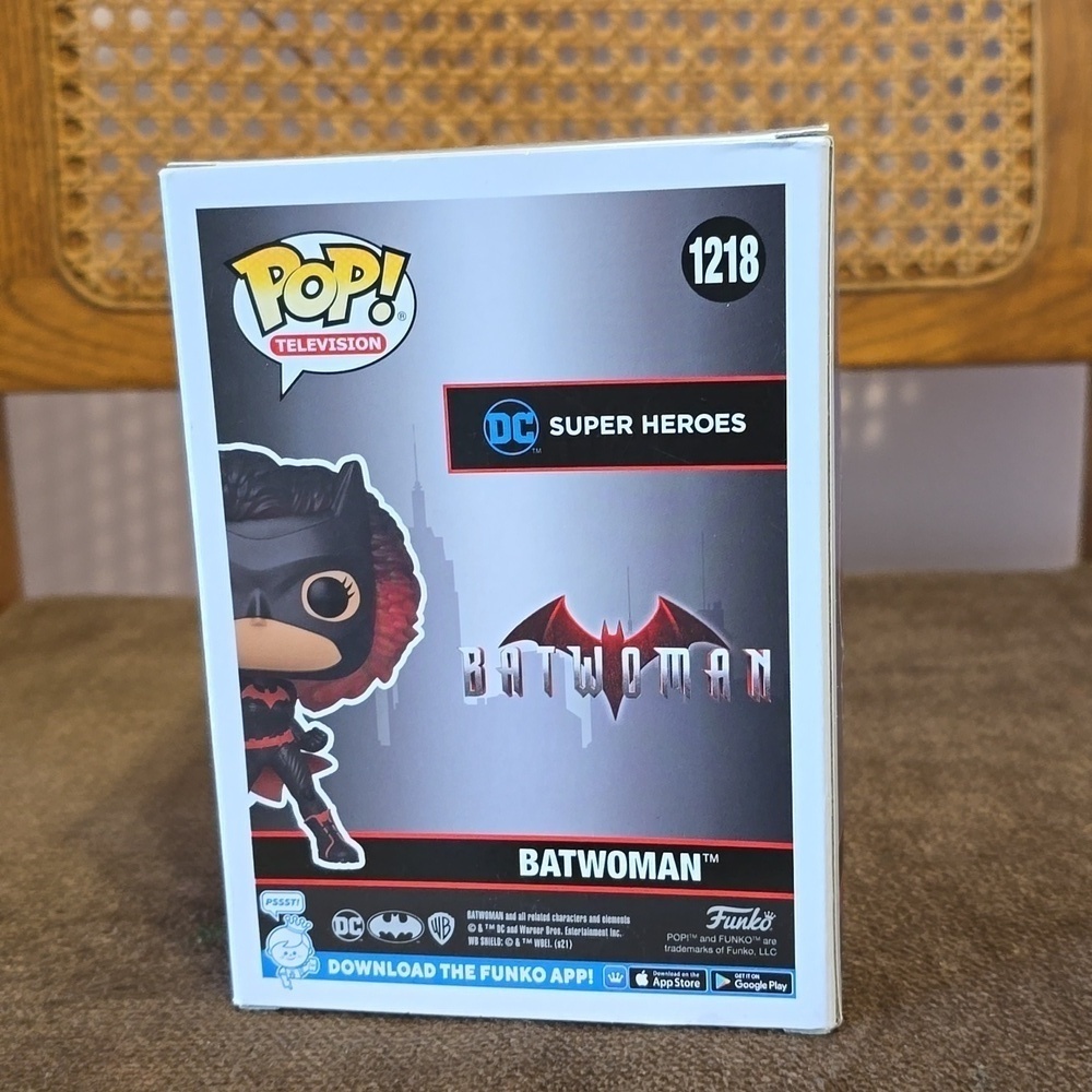 Funko POP! Television - DC Super Heroes Funko Shop Exclusive #1218 Batwoman - Picture 5 of 9